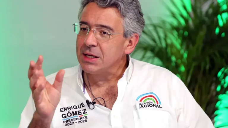 El Senador electo Enrique Gómez, de Salvación Nacional: denunció presuntas irregularidades en la migración de datos y el cierre temporal de los servicios de Colpensiones.