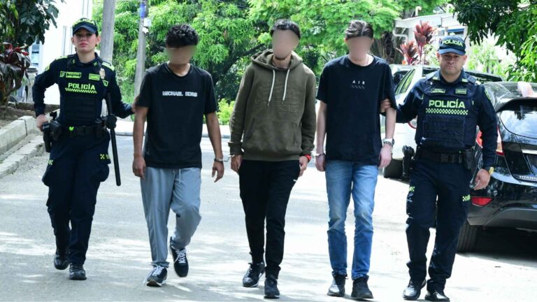 De película, Policía en Medellín evitó un presunto secuestro a 2 Ciudadanos. Delincuentes intentaron escaparse, por el techo de viviendas aledañas.