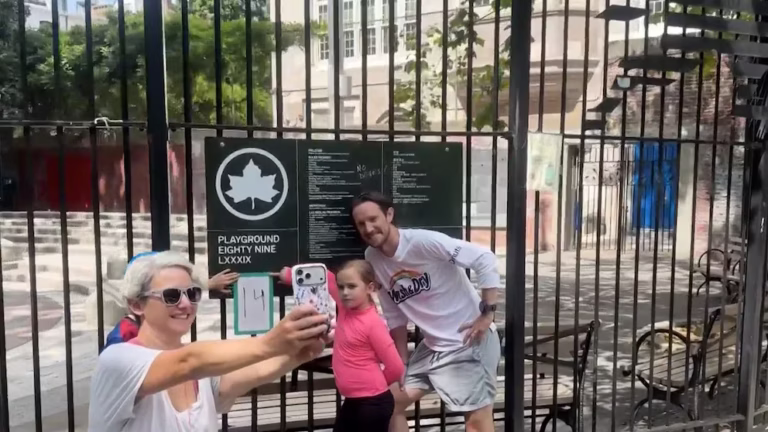 Niños en Nueva York buscan romper récord al visitar todos los parques infantiles de la ciudad