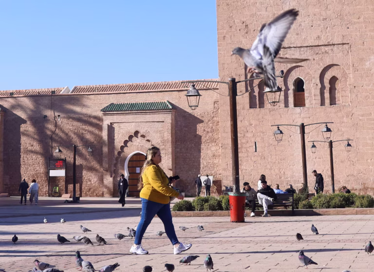 Marruecos sustituye el asfalto negro por pavimentos permeables para combatir el calor y mejorar el drenaje de agua lluvia