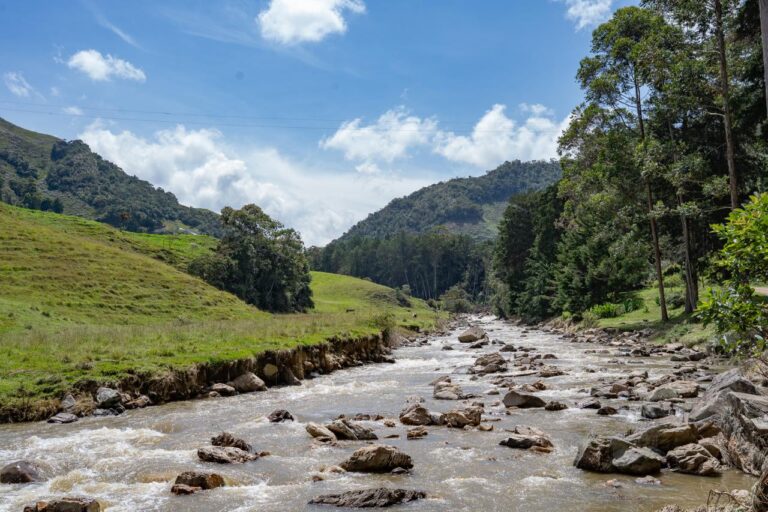 Ante el fenómeno de El Niño, Medellín y Cornare firman convenio por $5.000 millones para proteger las fuentes que abastecen de agua a la ciudad