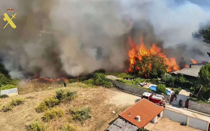 Incendio en Madrid: reanudan evacuaciones con Es-Alert y ya suman 40.000 desalojados por los vientos de hasta 50 km/h