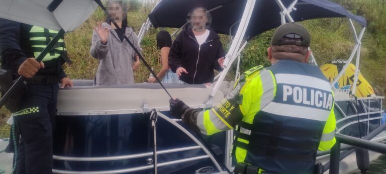 Rescatan a cinco turistas, incluidos extranjeros, en el embalse de Guatapé tras quedarse sin combustible en la lancha: así funcionó la geolocalización de la Línea 123 Antioquia