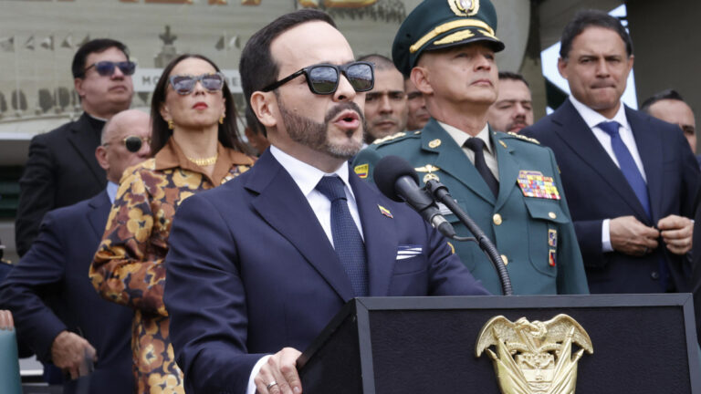 Abelardo de la Espriella firma la extradición a EE. UU. de cinco exnegociadores de paz por narcotráfico y narcoterrorismo