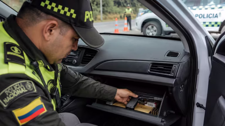 ¿Pueden revisar la guantera de tu carro en Colombia? Esto dice la Policía y las sanciones por llevar armas o explosivos