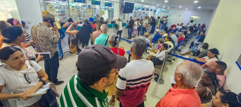 Crisis de Salud en Colombia: Suspensión de Servicios Hospitalarios y Barreras en la Entrega de Medicamentos