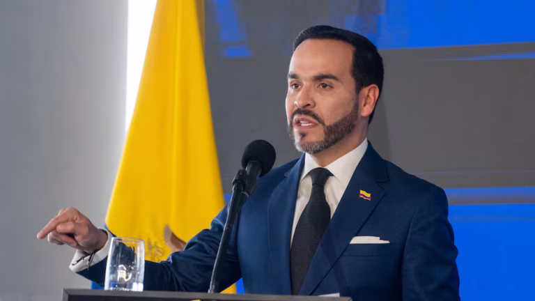 Abelardo De la Espriella presenta 9 ejes de gobierno: crisis fiscal, seguridad, universidades y lucha contra la corrupción