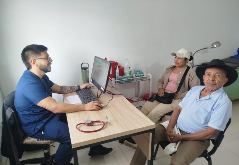 Savia Salud fortalece la atención y el cuidado integral de 346.000 adultos mayores en Antioquia