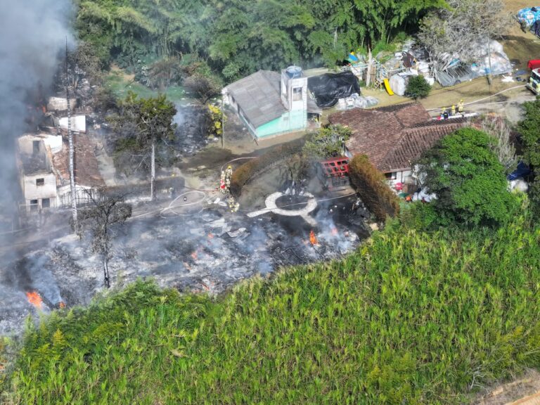 Avanza fase de remoción tras control de incendio en Botellas de Amor