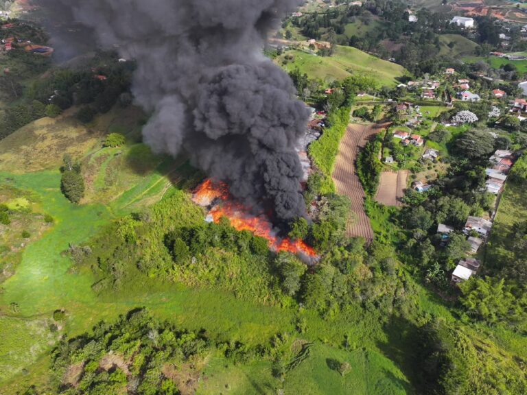 Rionegro atiende incendio de gran magnitud en la Fundación Botellas de Amor, en la vereda La Laja