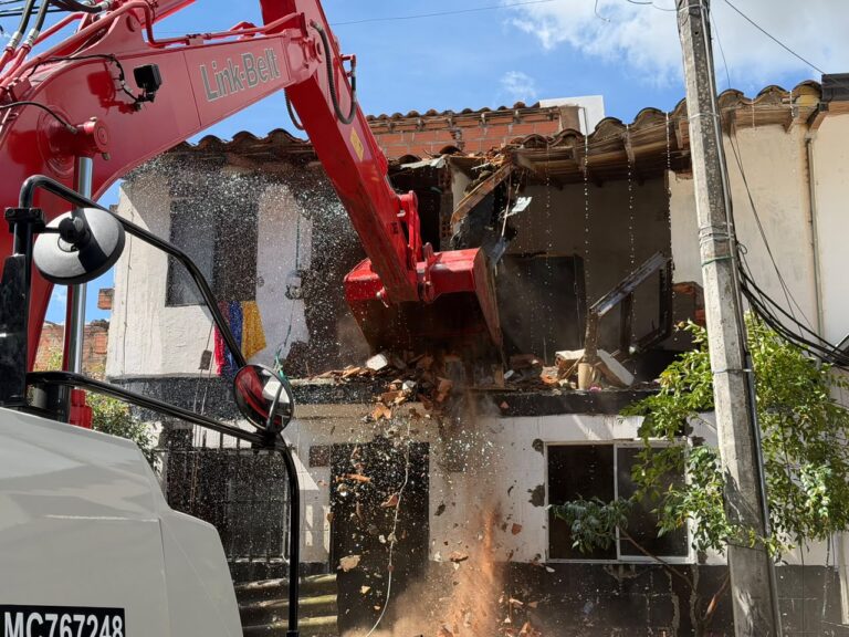 Dos inmuebles vinculados al microtráfico fueron demolidos en La Ceja tras un proceso de extinción de dominio
