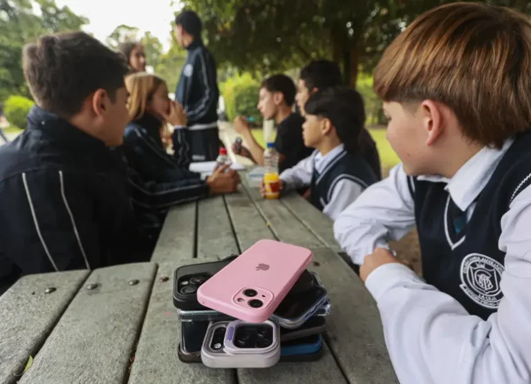 La Ceja, Antioquia: prohibición de celulares en colegios reduce conflictos escolares y ciberacoso
