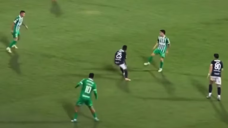 Atlético Nacional brilló con jugada de lujo ante Junior: taco de Cardona, túnel y gol de Román para el 3-1