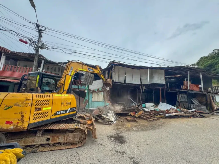 Caldas, Antioquia: Demuelen 8 inmuebles usados como focos de inseguridad y consumo de drogas, en operativo liderado por la Gobernación
